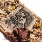 Vintage stílusú karkötő- egyedi festett női portréval, gyöngyökkel, csipkével, szalagvirágokkal drapp-sárga-barna színű