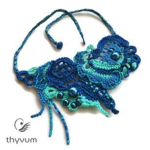 Atlantisz világa freeform horgolt nyakék kék árnyalatokban-egyedi textilékszer