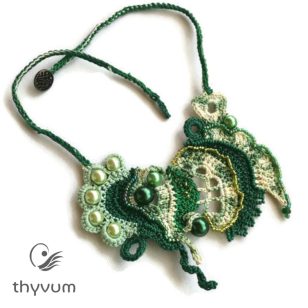 Erdőjáró freeform horgolt nyakék zöld árnyalatokban- különleges textilékszer