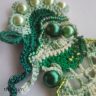 Erdőjáró freeform horgolt nyakék zöld árnyalatokban- különleges textilékszer