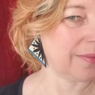 Sparkling botanic különleges, háromszög afrikai textil fülbevaló fekete fehér, kék kristályokkal