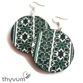 Zöld mintás, kerek etno stílusú fülbevaló – kézzel készült, egyedi etnikai mintás ékszer, bohém és nőies kiegészítő