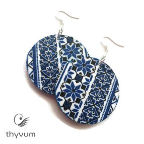 Kék mintás, kerek etno stílusú fülbevaló – kézzel készült, egyedi etnikai mintás ékszer, bohém és nőies kiegészítő