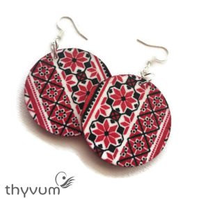 Piros mintás etno stílusú fülbevaló – kézzel készült, egyedi etnikai mintás ékszer, bohém és nőies kiegészítő
