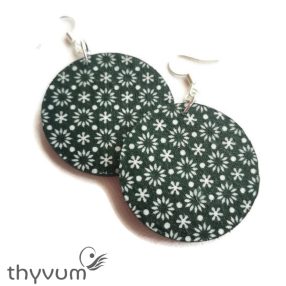 Sötétzöld mintás, kerek etno stílusú fülbevaló – kézzel készült, egyedi etnikai mintás ékszer, bohém és nőies kiegészítő