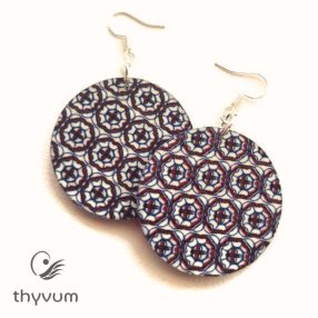 Lila mintás kerek etno stílusú fülbevaló – kézzel készült, egyedi etnikai mintás ékszer, bohém és nőies kiegészítő