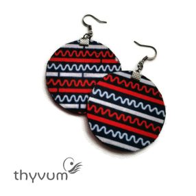 Piros fekete hullám mintás etno stílusú fülbevaló – kézzel készült, egyedi etnikai mintás ékszer, bohém és nőies kiegészítő