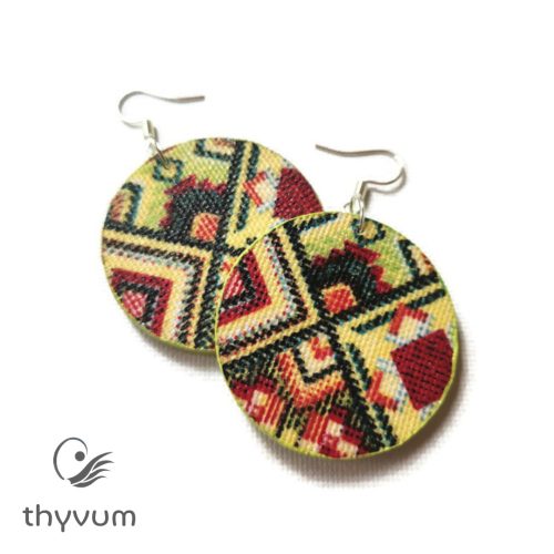 Lime-bordó színű kerek etno stílusú fülbevaló – kézzel készült, egyedi etnikai mintás ékszer, bohém és nőies kiegészítő