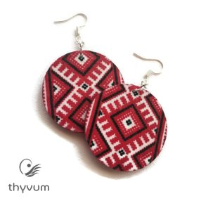 Piros mintás, kerek etno stílusú fülbevaló – kézzel készült, egyedi etnikai mintás ékszer, bohém és nőies kiegészítő