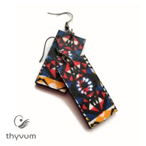 Piros-kék etno stílusú fülbevaló – kézzel készült, egyedi etnikai mintás ékszer, bohém és nőies kiegészítő