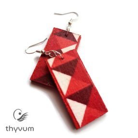 Piros-fehér geometriai mintás etno stílusú fülbevaló – kézzel készült, egyedi etnikai mintás ékszer, bohém és nőies kiegészítő