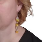 Aranysárga- rózsaszín csavart üveggyöngyökből készült hosszú lógós fülbevaló