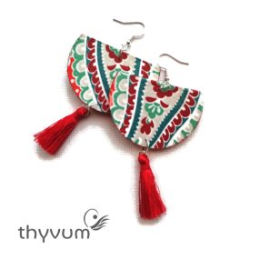 Virágmintás, bojtos etno stílusú fülbevaló – kézzel készült, egyedi etnikai mintás ékszer, bohém és nőies kiegészítő