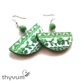 Zöld-fehér virágmintás félhold etno stílusú fülbevaló – kézzel készült, egyedi etnikai mintás ékszer, bohém és nőies kiegészítő
