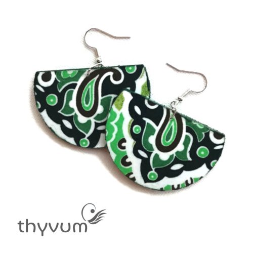 Zöld levélmintás félkör etno stílusú fülbevaló – kézzel készült, egyedi etnikai mintás ékszer, bohém és nőies kiegészítő