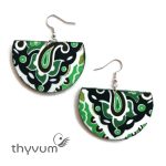 Zöld levélmintás félkör etno stílusú fülbevaló – kézzel készült, egyedi etnikai mintás ékszer, bohém és nőies kiegészítő
