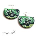 Zöld levélmintás félkör etno stílusú fülbevaló – kézzel készült, egyedi etnikai mintás ékszer, bohém és nőies kiegészítő