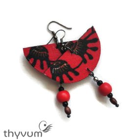 Piros félhold afrikaitextilből készült etno stílusú fülbevaló – kézzel készült, egyedi etnikai mintás ékszer, bohém és nőies kiegészítő