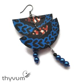 Színes királykék mintás félhold, etno stílusú fülbevaló – kézzel készült, egyedi etnikai mintás ékszer, bohém és nőies kiegészítő