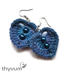 Farmerkék színű horgolt fülbevaló – kézzel készült, egyedi kézműves ékszer, bohém és nőies stílusban