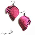 Fényes pink levél formájú textilbőr fülbevaló fekete félgyöngyökkel