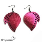 Fényes pink levél formájú textilbőr fülbevaló fekete félgyöngyökkel