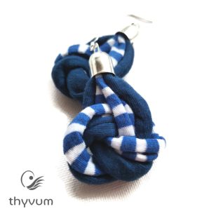 Gordiusz kék fehér csíkos fülbevaló újrahasznosított pólófonalból- vidám textilékszer a mindennapokra