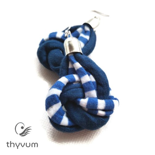 Gordiusz kék fehér csíkos fülbevaló újrahasznosított pólófonalból- vidám textilékszer a mindennapokra