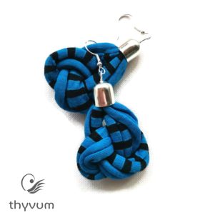 Gordiusz Kék fekete csíkos fülbevaló újrahasznosított pólófonalból - könnyed textilékszer mindennapi viseletre