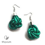 Gordiusz metálfényű smaragdzöld fülbevaló - csavart szálas egyedi textilékszer