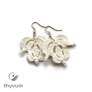 Törtfehér tulipán horgolt fülbevaló – kézzel készült, egyedi kézműves ékszer, bohém és etno stílusban