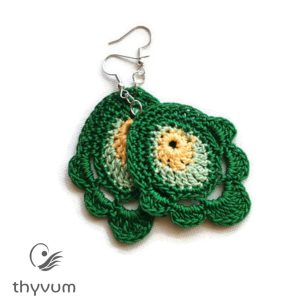 Zöld virágos horgolt fülbevaló – kézzel készült, egyedi kézműves ékszer, bohém és nőies stílusban