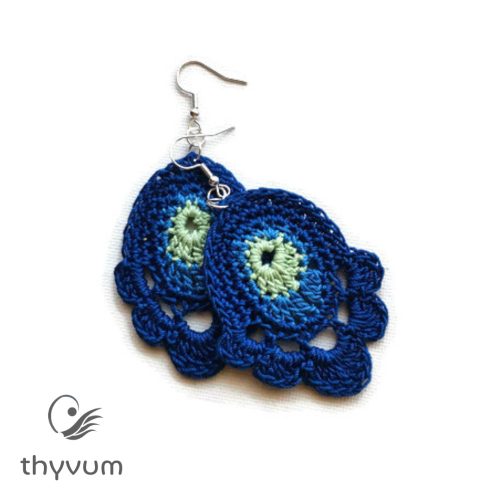 Sötétkék virgos horgolt fülbevaló – kézzel készült, egyedi kézműves ékszer, bohém és nőies stílusban