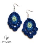 Sötétkék virgos horgolt fülbevaló – kézzel készült, egyedi kézműves ékszer, bohém és nőies stílusban