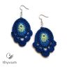Sötétkék virgos horgolt fülbevaló – kézzel készült, egyedi kézműves ékszer, bohém és nőies stílusban