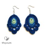 Sötétkék virgos horgolt fülbevaló – kézzel készült, egyedi kézműves ékszer, bohém és nőies stílusban