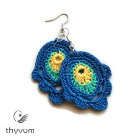 Kék virágos horgolt fülbevaló – kézzel készült, egyedi kézműves ékszer, bohém és nőies stílusban