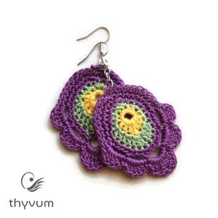 Lila virágos horgolt fülbevaló – kézzel készült, egyedi kézműves ékszer, bohém és nőies stílusban