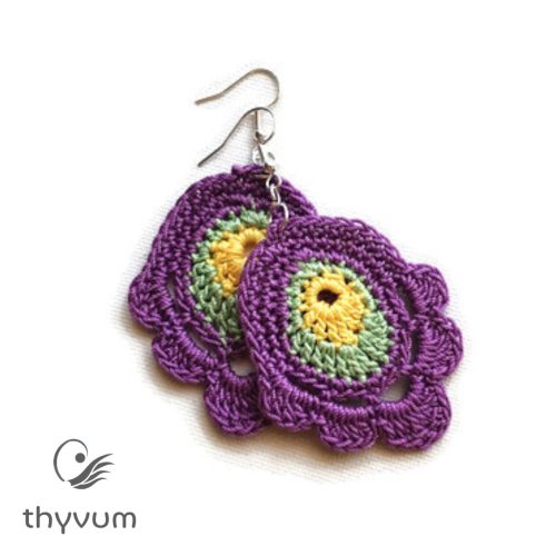 Lila virágos horgolt fülbevaló – kézzel készült, egyedi kézműves ékszer, bohém és nőies stílusban