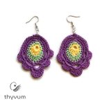 Lila virágos horgolt fülbevaló – kézzel készült, egyedi kézműves ékszer, bohém és nőies stílusban