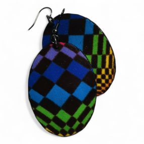 Ovális színes fülbevaló afrikai textilből Vasarely