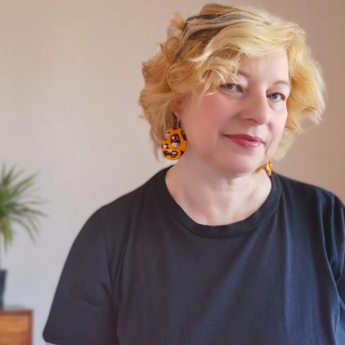 Ovális színes fülbevaló afrikai textilből Pöttyös zsiráfmintás