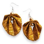 Thyvum Moyo Leaf fülbevaló aranymustár árnyalatban, könnyű és különleges afrikai textilékszer