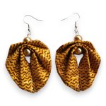 Thyvum Moyo Leaf fülbevaló aranymustár árnyalatban, könnyű és különleges afrikai textilékszer