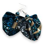 Moyo Leaf fülbevaló – Kék pezsgés: hajtogatott levél alakú sötétkék afrikai textil fülbevaló arany mintával és gyönggyel.