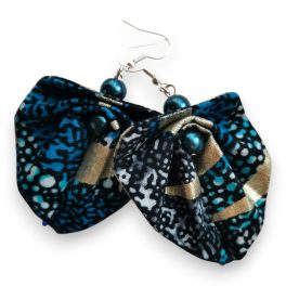 Moyo Leaf fülbevaló – Kék pezsgés: hajtogatott levél alakú sötétkék afrikai textil fülbevaló arany mintával és gyönggyel.