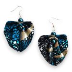 Moyo Leaf fülbevaló – Kék pezsgés: hajtogatott levél alakú sötétkék afrikai textil fülbevaló arany mintával és gyönggyel.