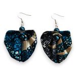 Moyo Leaf fülbevaló – Kék pezsgés: hajtogatott levél alakú sötétkék afrikai textil fülbevaló arany mintával és gyönggyel.