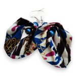 Moyo Leaf fülbevaló – kék forgatag minta fehér alapon sötétkék, magenta és arany csíkokkal, hajtogatott textilékszer fülbevaló.