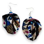 Moyo Leaf fülbevaló – kék forgatag minta fehér alapon sötétkék, magenta és arany csíkokkal, hajtogatott textilékszer fülbevaló.